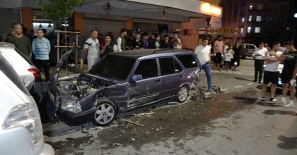 ZİNCİRLEME KAZA SONRASI KENDİLERİNİ SOKAĞA ATIP SİNEMA İZLER GİBİ İZLEDİLER  