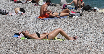 DOĞU’DA KARLA MÜCADELE, ANTALYA'DA DENİZ KEYFİ  