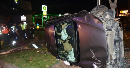 REFÜJE ÇIKAN OTOMOBİL TAKLA ATTI: 3 YARALI