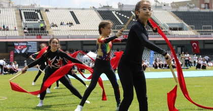 GENÇLERİN GÖSTERİLERİ AYAKTA ALKIŞLANDI