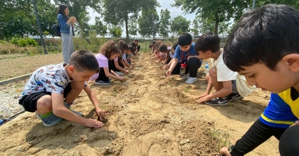 SELÇUKLU'DA ÇOCUKLAR FİDELERİ TOPRAKLA BULUŞTURUYOR