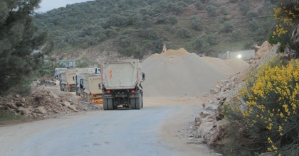 YOLUN ORTASINA ŞANTİYE KURDULAR