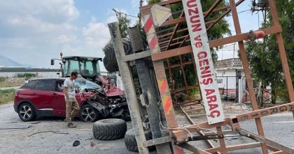 DÖNMEYE ÇALIŞAN TRAKTÖR OTOMOBİLLE ÇARPIŞTI