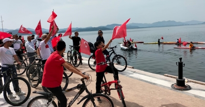 GÖLDE KANOCULAR, KARADA BİSİKLETÇİLER TURLADI