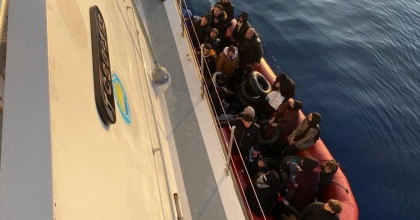 GÖÇMENLERİ TÜRK KARASULARINA GERİ İTTİLER