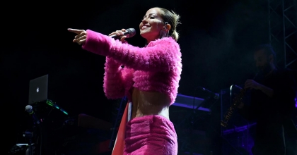 KUŞADASI'NDA 19 MAYIS COŞKUSU DERYA ULUĞ KONSERİYLE ZİRVEYE ÇIKTI  