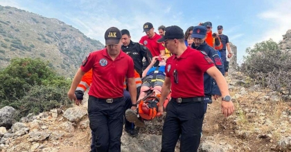 YARALI TURİSTİ İKİ SAAT SEDYE İLE TAŞIDILAR  