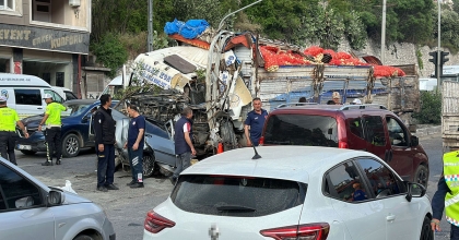 FRENİ PATLAYAN KAMYON ARAÇLARA DALDI: 3 ÖLÜ, 20 YARALI 