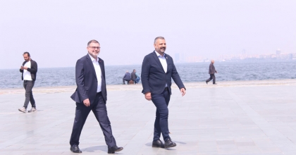 AK PARTİ VE CHP’Lİ BAŞKANLAR SARILARAK POZ VERDİ