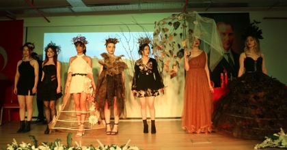 ÖĞRENCİLERDEN SAÇ MAKYAJ DEFİLESİ