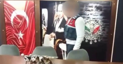 KUMARHANENİN KAPISINI ATATÜRK PORTRESİYLE GİZLEMİŞLER