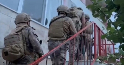 İZMİR'DE BÜYÜK UYUŞTURUCU TEMİZLİĞİ: 52 TUTUKLAMA  