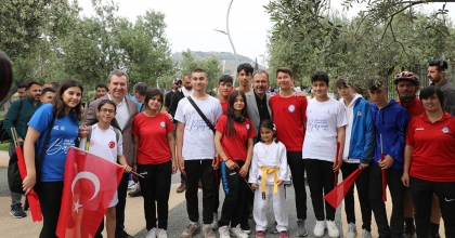 BAKAN KASAPOĞLU GENÇLERLE BULUŞTU