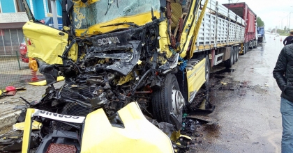 İKİ TIR BİRBİRİNE GİRDİ