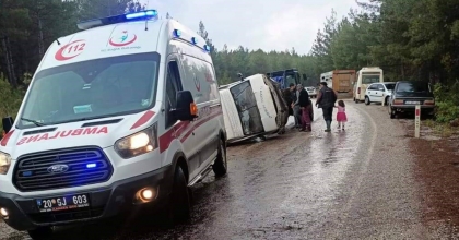 TÜTÜN İŞÇİLERİNİ TAŞIYAN MİNİBÜS DEVRİLDİ: 5 YARALI  