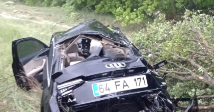 OTOMOBİL YOLDAN ÇIKIP AĞACA ÇARPTI: 1 ÖLÜ, 5 YARALI 