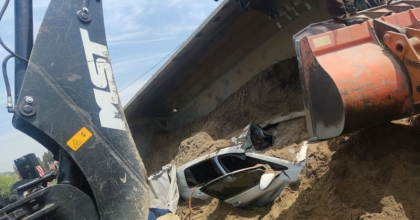 KUM YÜKLÜ KAMYON OTOMOBİLİN ÜSTÜNE DEVRİLDİ