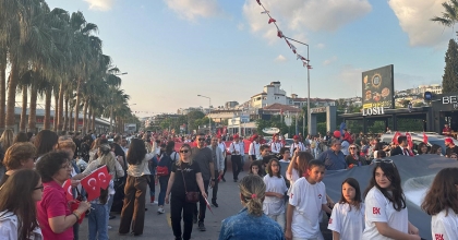 KUŞADASI'NDA VATANDAŞLARDAN COŞKULU YÜRÜYÜŞ  