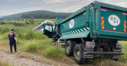 MANİSA'DA ZİNCİRLEME KAZA: 12 YARALI