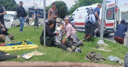 TARIM İŞÇİLERİNE TAŞIYAN MİNİBÜS İLE KAMYONET ÇARPIŞTI: 9 YARALI  