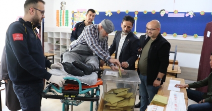 87 YAŞINDAKİ MUSTAFA AMCA OY KULLANMAYA AMBULANSLA GELDİ  