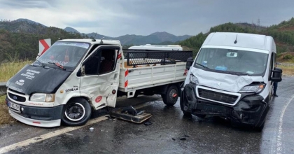 KAMYONET TURİST TAŞIYAN MİNİBÜSE ÇARPTI