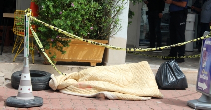 VATANDAŞ CESEDİN ÜSTÜNÜ YORGANLA ÖRTTÜ