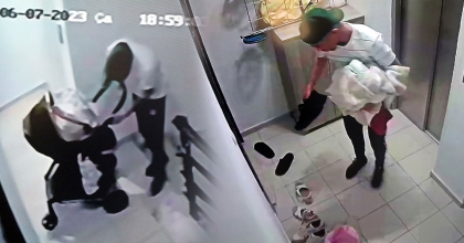  APARTMANDA AYAKKABILARI ÇUVALA DOLDURUP, ÇALDIĞI BEBEK ARABASINA YÜKLEYİP KAÇTI  