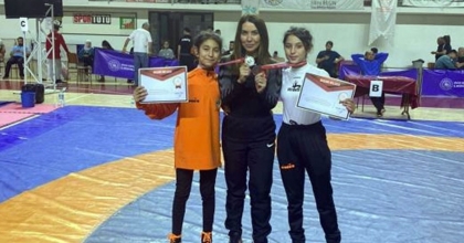 GÜREŞÇİ KIZLARDAN DERECE