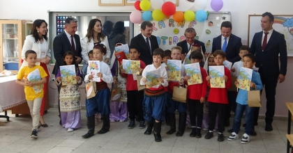 VALİ SINIFLARI GEZDİ KARNE DAĞITTI