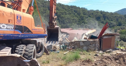 MERADAKİ KAÇAK BİNA VE EKLENTİLER YIKILDI   