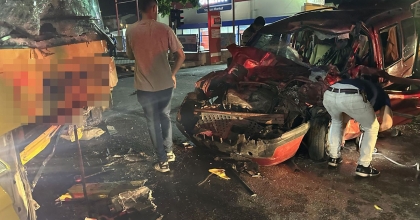 AKHİSAR'DA OTOBÜS İLE HAFİF TİCARİ ARAÇ ÇARPIŞTI: 1 ÖLÜ 