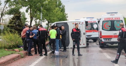 JANDARMA PERSONELİNİ TAŞIYAN ARAÇ DEVRİLDİ: 5 YARALI  