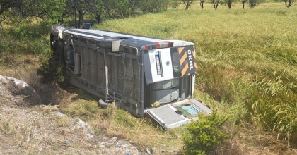 AFYONKARAHİSAR'DA YOLCU MİNİBÜSÜ DEVRİLDİ: 7 YARALI