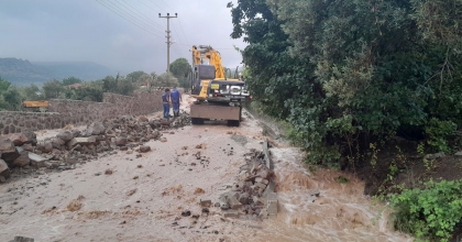ALİAĞA'DA TAŞAN DERE ESKİ KÖPRÜYÜ YIKTI