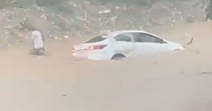 OTOMOBİL SEL SULARIYLA SÜRÜKLENDİ