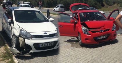 ANTALYA'DA OTOMOBİLLER ÇARPIŞTI: 2 YARALI