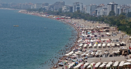 ANTALYA'DA YOĞUNLUK İKİYE KATLANDI, SAHİLLER TIKLIM TIKLIM DOLDU