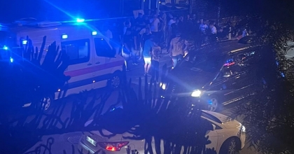 MOTOSİKLET AMBULANSA ÇARPTI