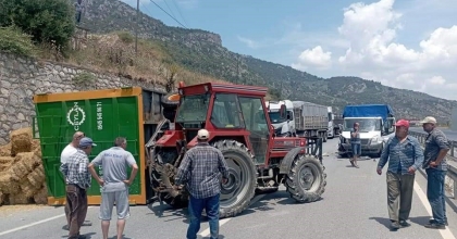 SAMAN YÜKLÜ TRAKTÖR DEVRİLDİ