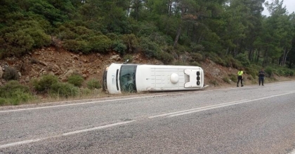 PERSONEL TAŞIYAN MİNİBÜS KAZA YAPTI
