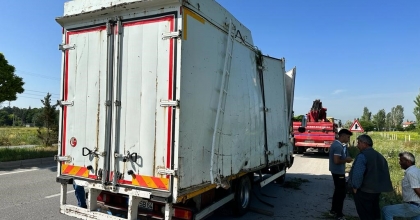 HELVA YÜKLÜ KAMYONET DEVRİLDİ