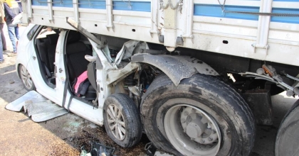 FECİ KAZA ANNE KIZI AYIRDI