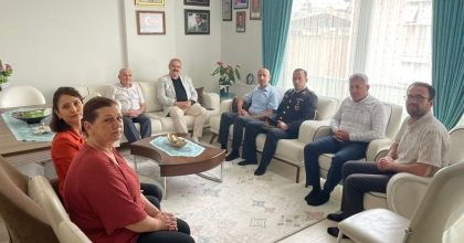 ŞEHİT BABASINA ZİYARET