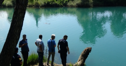 IRMAKTA SÜRÜKLENEN KADIN CESEDİ BULUNDU