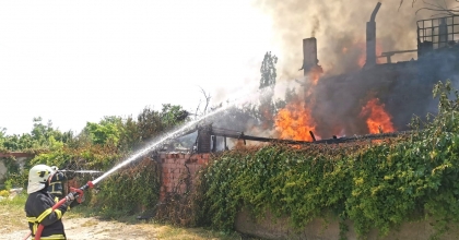 BAĞ EVİ VE DEPO KÜL OLDU