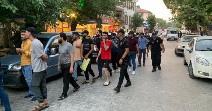 ŞEHRİN GÖBEĞİNDE 120 DÜZENSİZ GÖÇMEN YAKALANDI