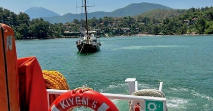 KÖRFEZE SÜRÜKLENEN TEKNE KURTARILDI