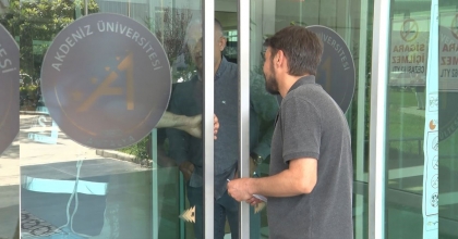 AYT'YE 7 DAKİKA GEÇ KALDI, KAPIYI AÇTIRSA DA İÇERİ GİRMEYİ BAŞARAMADI   