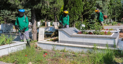 BÜYÜKŞEHİR'DEN MEZARLIKLARDA BAYRAM MESAİSİ